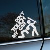 Plotrovaná nálepka s textom „Don't touch my car“, zobrazuje postavičku s palicou trestajúcu inú postavičku na zemi.