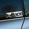Plotrovaná nálepka s logom „Fatlace“ v typickom blokovom dizajne, kultová nálepka na auto zo street tuning scény.