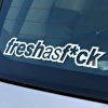 Plotrovaná nálepka s nápisom „freshasf*ck“ s cenzurovaným výrazom, nálepka na auto pre tých, čo sa neboja vyčnievať.