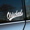 Plotrovaná nálepka na auto s nápisom „Oldschool“ v retro štýle písma, ideálna pre milovníkov klasických áut.