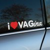 Plotrovaná nálepka na auto s nápisom „I ❤️ VAGina“, určená pre fanúšikov značky VAG, s výrazným humorným dizajnom.