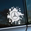 Plotrovaná nálepka Mercedes v tvare škvrny na auto.