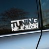 Plotrovaná nálepka s textom „Tuning nie je zločin“ v kontrastnom blokovom dizajne, výrazná nálepka na auto pre tunerov.