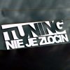 Plotrovaná nálepka na auto s nápisom „Tuning nie je zločin“ v hrubom type písma, určená na podporu tuning komunity.