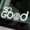 Plotrovaná nálepka s textom „SO GOOD“, kde písmeno „O“ je nahradené logom Volkswagen.