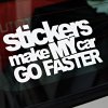 Biela nálepka s nápisom "stickers make MY car GO FASTER" sa vyníma na zadnom okne auta. Tento štýlový doplnok s humorným textom je ideálny pre tých, ktorí chcú pridať svojmu vozidlu osobitý a zábavný prvok. Perfektný spôsob, ako zvýrazniť svoj zmysel pre humor na cestách.