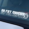 Táto nálepka s textom „No Fat Chicks, Car Will Scrape“ na zadnom skle auta môže pôsobiť provokatívne a urážlivo. Jej dizajn môže vyvolať kontroverzie a nemusí byť vhodný pre každého. Nálepka odráža humor, ktorý môže byť považovaný za necitlivý alebo nevhodný, a preto je dôležité zvážiť, či je to naozaj spôsob, akým chcete vyjadriť svoj štýl alebo postoj na verejnosti.