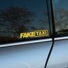 Nálepka "Fake Taxi" umiestnená na zadnom okne auta v ikonickom žlto-čiernom dizajne dodáva vozidlu odvážny a zábavný vzhľad. Tento provokatívny doplnok je ideálny pre tých, ktorí chcú upútať pozornosť a majú zmysel pre humor. Skvelý spôsob, ako pridať svojmu autu jedinečný charakter a vyvolať úsmev na tvárach okoloidúcich.
