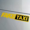 Plotrovaná nálepka na auto s výrazným nápisom FAKE TAXI v kontrastnom dizajne, vtipný a originálny doplnok pre tuningovú scénu.