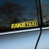 Plotrovaná nálepka na auto s nápisom FAKE TAXI v odvážnom dizajne, výrazný a vtipný doplnok pre tuningových nadšencov.