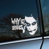 Plotrovaná nálepka na auto s tvárou Jokera a ikonickým nápisom Why So Serious v dramatickom gotickom štýle.