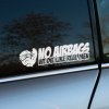 Vtipná nálepka na auto s nápisom „No Airbags, We Die Like Real Men“ je umiestnená na zadnom okne tmavosivého vozidla. Dizajn nálepky s bielym textom a piktogramom svalnatého muža dodáva autu drsný a odvážny vzhľad. Ideálna voľba pre tých, ktorí chcú vyjadriť svoj zmysel pre humor a odvahu. Perfektný doplnok na personalizáciu auta a prilákanie pozornosti na cestách.