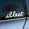 Plotrovaná nálepka „illest“ v plynulom rukopise, jednoduchý a štýlový doplnok pre každého tuningového fanúšika.