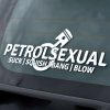 Nálepka „Petrolsexual“ s grafikou piestu a textom „Suck | Squish | Bang | Blow“ na zadnom okne auta je skvelým spôsobom, ako ukázať svoju vášeň pre automobily a techniku motorov. Tento štýlový a zábavný dizajn je ideálny pre nadšencov, ktorí sa neboja vyjadriť svoju lásku k autám a motorom. Vynikajúci doplnok, ktorý pridáva vozidlu osobitý a technický vzhľad, zatiaľ čo priťahuje pozornosť na cestách.