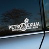 Vtipná a originálna nálepka „Petrolsexual“ s ikonou piestu a slovami „Suck | Squish | Bang | Blow“ na zadnom okne tmavosivého auta je skvelým spôsobom, ako prejaviť svoju vášeň pre motoristiku a lásku k spaľovacím motorom. Tento dizajn je ideálny pre automobilových nadšencov, ktorí majú zmysel pre humor a chcú svojmu autu dodať jedinečný charakter. Perfektný doplnok, ktorý upúta pozornosť a zároveň odráža vašu záľubu v silných motoroch a ich technológii.