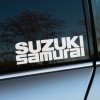 Plotrovaná nálepka „Suzuki Samurai“ s moderným blokovým písmom. Ideálna nálepka na auto pre fanúšikov tohto ikonického modelu.