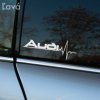 Plotrovaná nálepka na auto s nápisom Audi doplnená o grafiku EKG pulzu pre dynamický a originálny dizajn.