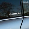 Na obrázku je detail bočného okna automobilu Citroën s nálepkou "Citroën" a motívom pulzovej čiary v bielej farbe. Táto nálepka vyniká na tmavom pozadí okna, čím dodáva vozidlu moderný a dynamický vzhľad. Ideálna pre majiteľov a fanúšikov značky Citroën, ktorí chcú svoje auto personalizovať a vyjadriť svoju vášeň pre túto francúzsku automobilovú značku. Perfektný doplnok pre zvýraznenie štýlu a individuality vášho vozidla Citroën.