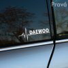 Na obrázku je detail bočného okna automobilu Daewoo s nálepkou "Daewoo" a motívom pulzovej čiary v bielej farbe. Táto nálepka vyniká na tmavom pozadí okna, dodávajúc vozidlu moderný a dynamický vzhľad. Ideálna pre majiteľov a fanúšikov značky Daewoo, ktorí chcú svoje auto personalizovať a zvýrazniť svoju vášeň pre túto automobilovú značku. Perfektný doplnok pre zvýraznenie štýlu a individuality vášho vozidla Daewoo.