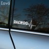 Na obrázku je detail bočného okna automobilu Daewoo s nálepkou "Daewoo" a motívom pulzovej čiary v bielej farbe. Táto štýlová nálepka vyniká na tmavom pozadí skla, čím dodáva vozidlu moderný a dynamický vzhľad. Ideálna pre majiteľov a fanúšikov značky Daewoo, ktorí chcú svoje auto personalizovať a vyjadriť svoju vášeň pre túto automobilovú značku. Perfektný doplnok pre zvýraznenie štýlu a individuality vášho vozidla Daewoo.