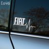 Na obrázku je detail bočného okna automobilu Fiat s nálepkou "Fiat" a motívom pulzovej čiary v bielej farbe. Táto elegantná nálepka vyniká na tmavom pozadí skla, dodávajúc vozidlu moderný a dynamický vzhľad. Ideálna pre majiteľov a fanúšikov značky Fiat, ktorí chcú svoje auto personalizovať a zvýrazniť svoju vášeň pre túto taliansku automobilovú značku. Perfektný doplnok pre zvýraznenie štýlu a individuality vášho vozidla Fiat.