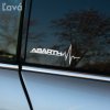 Na obrázku je detail bočného okna automobilu s nálepkou "Abarth" a grafickým motívom pulzovej čiary v bielej farbe. Nálepková grafika sa vyníma na tmavom pozadí okna a dodáva vozidlu dynamický a športový vzhľad. Táto štýlová auto nálepka je ideálna pre všetkých nadšencov značky Abarth, ktorí chcú svojmu vozidlu pridať osobitý a výrazný prvok. Perfektný spôsob, ako zvýrazniť individualitu a vášeň pre automobilový svet.