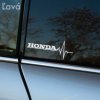 Štýlová nálepka Honda s EKG motívom na bočnom okne šedého auta Honda. Tento dizajnový prvok dodáva vozidlu jedinečný a moderný vzhľad, ideálny pre všetkých fanúšikov značky Honda, ktorí chcú svojmu autu dodať osobitosť a charakter. Skvelý spôsob, ako personalizovať svoje auto a ukázať svoju vášeň pre značku.