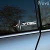 Fotografia zadného okna automobilu s bielou nálepkou zobrazujúcou krivku srdcového tepu spojenú s logom „VTEC“. Táto originálna a moderná nálepka pridáva vozidlu dynamický vzhľad a je skvelým doplnkom pre milovníkov technológie VTEC. Ideálna pre tých, ktorí chcú vyzdvihnúť výkonnosť svojho auta a prejaviť svoju vášeň pre motory a inovácie. Táto nálepka dodáva automobilu jedinečný a osobitý štýl, vhodný pre všetkých nadšencov automobilového tuningu.