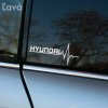 Štýlová nálepka Hyundai s EKG motívom na bočnom okne šedého auta Hyundai. Tento dizajnový prvok pridáva vozidlu moderný a jedinečný vzhľad, ideálny pre všetkých nadšencov značky Hyundai, ktorí chcú svojmu autu dodať osobitosť a charakter. Skvelý spôsob, ako personalizovať svoje auto a zvýrazniť svoju vášeň pre značku Hyundai.