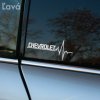Štýlová nálepka Chevrolet s EKG motívom na bočnom okne šedého auta Chevrolet. Tento dizajnový prvok pridáva vozidlu moderný a jedinečný vzhľad, ideálny pre všetkých nadšencov značky Chevrolet, ktorí chcú svojmu autu dodať osobitosť a charakter. Skvelý spôsob, ako personalizovať svoje auto a zvýrazniť svoju vášeň pre značku Chevrolet.