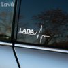 Štýlová nálepka Lada s EKG motívom na bočnom okne šedého auta Lada. Tento dizajnový prvok dodáva vozidlu moderný a jedinečný vzhľad, ideálny pre všetkých nadšencov značky Lada, ktorí chcú svojmu autu dodať osobitosť a charakter. Skvelý spôsob, ako personalizovať svoje auto a zvýrazniť svoju vášeň pre značku Lada.