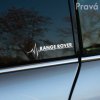 Nálepka na zadnom okne auta Range Rover zdobí elegantný dizajn s názvom značky a grafickým motívom pripomínajúcim srdcový tep. Táto štýlová nálepka dodáva vozidlu osobitý charakter a zdôrazňuje prestížnu značku Range Rover. Ideálna pre tých, ktorí chcú prispôsobiť vzhľad svojho auta, pričom je odolná voči poveternostným vplyvom a zaručuje dlhodobú životnosť. Perfektný doplnok pre majiteľov automobilov, ktorí chcú svojmu vozidlu dodať jedinečný štýl a zdôrazniť jeho luxusný pôvod.