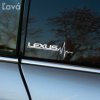 Štýlová nálepka Lexus s EKG motívom na bočnom okne šedého auta Lexus. Tento dizajnový prvok dodáva vozidlu moderný a jedinečný vzhľad, ideálny pre všetkých nadšencov značky Lexus, ktorí chcú svojmu autu dodať osobitosť a charakter. Skvelý spôsob, ako personalizovať svoje auto a zvýrazniť svoju vášeň pre značku Lexus.