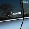 Štýlová nálepka Mazda s EKG motívom na bočnom okne šedého auta Mazda. Tento dizajnový prvok dodáva vozidlu moderný a dynamický vzhľad, ideálny pre všetkých nadšencov značky Mazda, ktorí chcú svojmu autu dodať osobitosť a charakter. Skvelý spôsob, ako personalizovať svoje auto a zvýrazniť svoju vášeň pre značku Mazda.