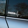 Na fotografii je detail bočného okna auta značky Mazda, na ktorom je umiestnená biela nálepka s nápisom "Mazda" a grafickým motívom pripomínajúcim EKG krivku. Čierne okno kontrastuje s elegantnou bielou nálepkou, ktorá dodáva vozidlu moderný a športový vzhľad. Nálepka je vhodná pre všetkých fanúšikov značky Mazda, ktorí chcú svojmu autu pridať osobitý štýl. Tento motív nálepky môže byť ideálnym doplnkom na personalizáciu vášho auta.