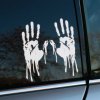 Plotrovaná nálepka dvoch rúk s efektom stekajúcej farby. Moderná dekorácia na auto pre výrazný a dramatický vzhľad.