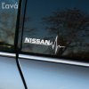 Nálepka na auto s nápisom "NISSAN" a grafickým zobrazením EKG vlny je nalepená na ľavom bočnom okne strieborného vozidla Nissan. Táto moderná a štýlová nálepka dodáva autu jedinečný vzhľad a je ideálna pre nadšencov značky Nissan, ktorí chcú svoje vozidlo ozdobiť originálnym doplnkom. S rozmazanou prírodnou scenériou v pozadí, nálepka vyniká a zvýrazňuje dynamiku a pohyb, ktoré sú typické pre vozidlá Nissan. Ideálna voľba pre tých, ktorí chcú pridať svojmu autu Nissan osobitý a atraktívny dizajn.