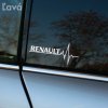 Nálepka na auto značky Renault s motívom EKG línie je umiestnená na okne sivého automobilu. Tento štýlový dizajn zvýrazňuje lásku k tejto značke a dodáva vozidlu jedinečný vzhľad. Ideálna dekorácia pre majiteľov Renault, ktorí chcú vyjadriť svoju vášeň pre automobilový svet. Samolepky na auto sú skvelým spôsobom, ako personalizovať svoje vozidlo a vyniknúť na cestách.