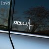 Nálepka na auto s nápisom "OPEL" a grafickým zobrazením EKG vlny je nalepená na ľavom bočnom okne strieborného vozidla Opel. Táto elegantná a štýlová nálepka dodáva autu jedinečný vzhľad a je ideálna pre nadšencov značky Opel, ktorí chcú svojmu vozidlu pridať osobitý štýl. S rozmazanou prírodnou scenériou v pozadí, nálepka vyniká a zdôrazňuje dynamiku a pohyb, charakteristické pre vozidlá Opel. Perfektný doplnok pre tých, ktorí hľadajú originálny a moderný dizajn pre svoje auto Opel.