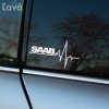 Nálepka na auto značky Saab s motívom EKG línie je umiestnená na okne sivého automobilu. Tento moderný dizajn dokonale dopĺňa štýl vozidla a vyjadruje vášeň majiteľa pre značku Saab. Samolepky na auto sú ideálnym spôsobom, ako prispôsobiť vzhľad auta a pridať mu osobitý dotyk, vďaka čomu bude na cestách jedinečné a ľahko rozpoznateľné.