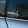 Nálepka na okne Toyota s motívom srdcového tepu na striebornom aute. Táto štýlová auto nálepka je ideálna pre majiteľov vozidiel Toyota, ktorí chcú pridať dynamický a osobitý prvok na svoje auto. Reflexná biela farba nálepky vyniká na tmavom pozadí okna, čo zaručuje vysokú viditeľnosť a atraktívny vzhľad. Perfektná dekorácia pre všetkých, ktorí oceňujú spoľahlivosť a kvalitu značky Toyota.