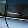 Plotrovaná nálepka s nápisom Volkswagen prepojeným s motívom srdcového tepu, ideálna pre fanúšikov značky.