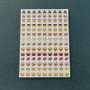 Arch samolepiek s emoji výrazmi zoradenými do riadkov, vrátane smajlíkov, srdiečok, bozkov a ikon výrazu hnevu.