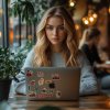 Žena so svetlými vlasmi pracuje v kaviarni na MacBooku ozdobenom samolepkami zo seriálu Teória veľkého tresku, v príjemnom prostredí s rastlinami.