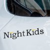 Nálepka „Night Kids“ odkazuje na známy tím z anime *Initial D*, ktorý je špecializovaný na nočné závody v oblasti Myogi. Táto nálepka na auto je ideálna pre fanúšikov seriálu, ktorí obdivujú tím vedený Takeshim Nakazatom, jazdiacim na ikonickom čiernom Nissan Skyline GT-R. Vďaka minimalistickému dizajnu s jemným žltým detailom dodá vozidlu charakter a podčiarkne jeho japonský tuningový štýl.