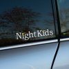 Nálepka „Night Kids“ je perfektným doplnkom pre fanúšikov seriálu *Initial D*, kde symbolizuje tím pouličných pretekárov z oblasti Myogi. Tento tím je známy svojimi nočnými závodmi a patrí do neho postava Takeshi Nakazato, ktorý jazdí na čiernom Nissan Skyline GT-R. Dizajn nálepky vystihuje nočnú atmosféru a pridáva vozidlu nádych tajomnosti a adrenalínu. Ideálna pre každého fanúšika japonskej tuningovej scény a *Initial D*.