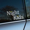 Nálepka „Night Kids“ je inšpirovaná tímom z anime *Initial D*, ktorého členovia sú známi svojimi nočnými závodmi na horských cestách. V tíme vynikajú pretekári ako Takeshi Nakazato, jazdiaci na čiernom Nissan Skyline GT-R, ktorý sa sústreďuje na precíznu kontrolu a techniku. Táto nálepka pridá vášmu vozidlu nádych adrenalínu a je ideálna pre fanúšikov *Initial D*, ktorí oceňujú japonskú automobilovú kultúru a nočné závodenie.