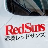 Nálepka „RedSuns“ s výrazným červeným nápisom a japonskými znakmi je symbolom známeho pretekárskeho tímu z anime *Initial D*, vedeného bratmi Ryosukem a Keisukem Takahashiovými. Tím RedSuns je známy svojimi rýchlymi jazdami na horských cestách v Akine, pričom jazdia hlavne na Mazdách RX-7. Táto nálepka je ideálnym doplnkom pre fanúšikov seriálu, ktorí chcú dodať svojmu vozidlu autentický vzhľad inšpirovaný japonskou tuningovou kultúrou a poctiť jednu z najikonickejších tímových identít v JDM svete.