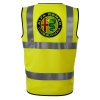 Potlač na reflexnej veste na chrbte s logom Alfa Romeo Club Slovakia, had a kríž v kruhovom znaku na žltom podklade.