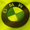 Detail potlače na reflexnej veste s logom BMW, čierny kruh s bielym nápisom a štyrmi modro-bielymi poľami.